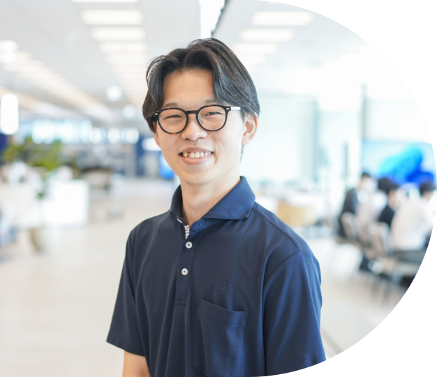 若手スタッフ：新人研修（基礎・接客）、会話力研修（会話スキル）、セールステクニック研修（提案力）の3段階。中堅スタッフ：中堅スタッフ研修（課題解決・後輩育成）に加え、販売をリードするための資格。ベテランスタッフ／店長：店長研修（リーダーシップ）に加え、店舗マネジメントするための資格。以上がSTARTからGOALまで段階的に示されています。